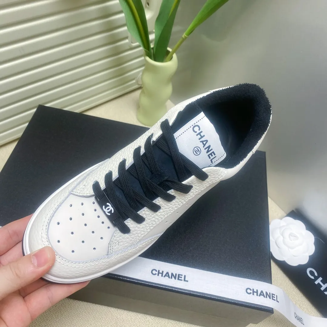 👟👟Ex-factory price 480🐹🐹Women's shoes, women's clothing chanel~~Chanel's latest 2022 panda shoes, skateboard shoes, sneakers, out of stock king @counters are out of stock everywhere〰It's hard to reserve even if you have money❗️ The fresh splicing style is really super nice...Xiaohongshu, Internet celebrity anchors, and blog owners have already started to call ❤ Original calfskin fabric, original towel lining, logo stamping process, two-color T👟👟 ex-factory price U outsole, lasting process, foot pad latex all custom molded... 🎁Supporting packaging 35-40 regular size